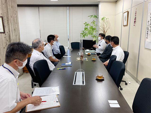 【橋本会長と鍵本県教育長が意見交換】