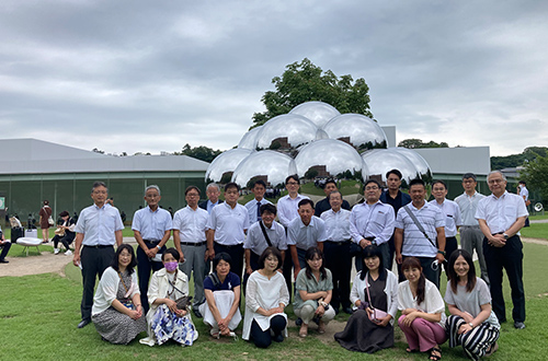 県連ツアーへ参加された方々（21世紀美術館）