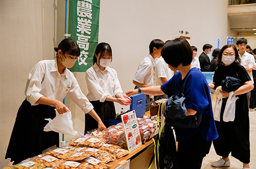 【高校生による生産物販売】