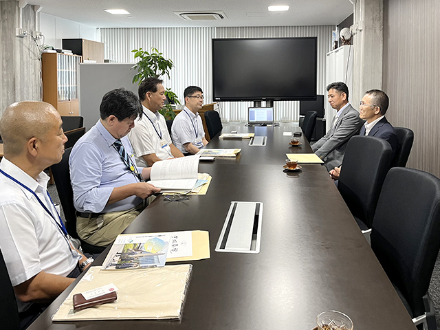 【竹原会長と中村県教育長が意見交換】